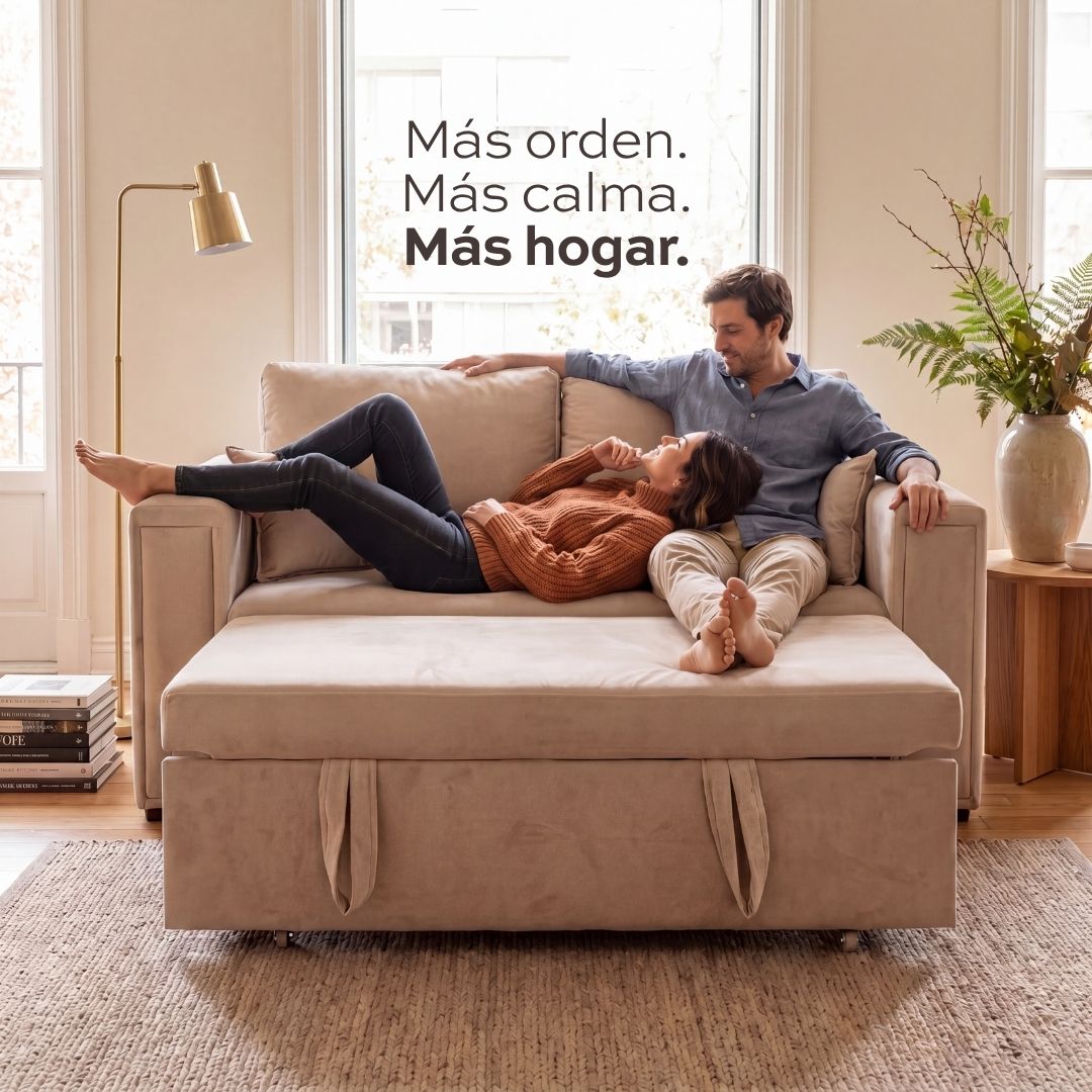 Sofá cama Siena beige abierto con pareja relajándose en living moderno y almacenamiento oculto